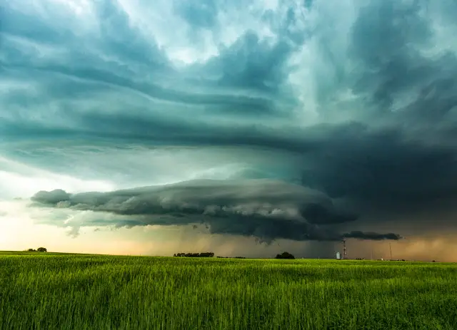 A Green Sky Supercell - Warning that a Green Sky Tornado is About to Form